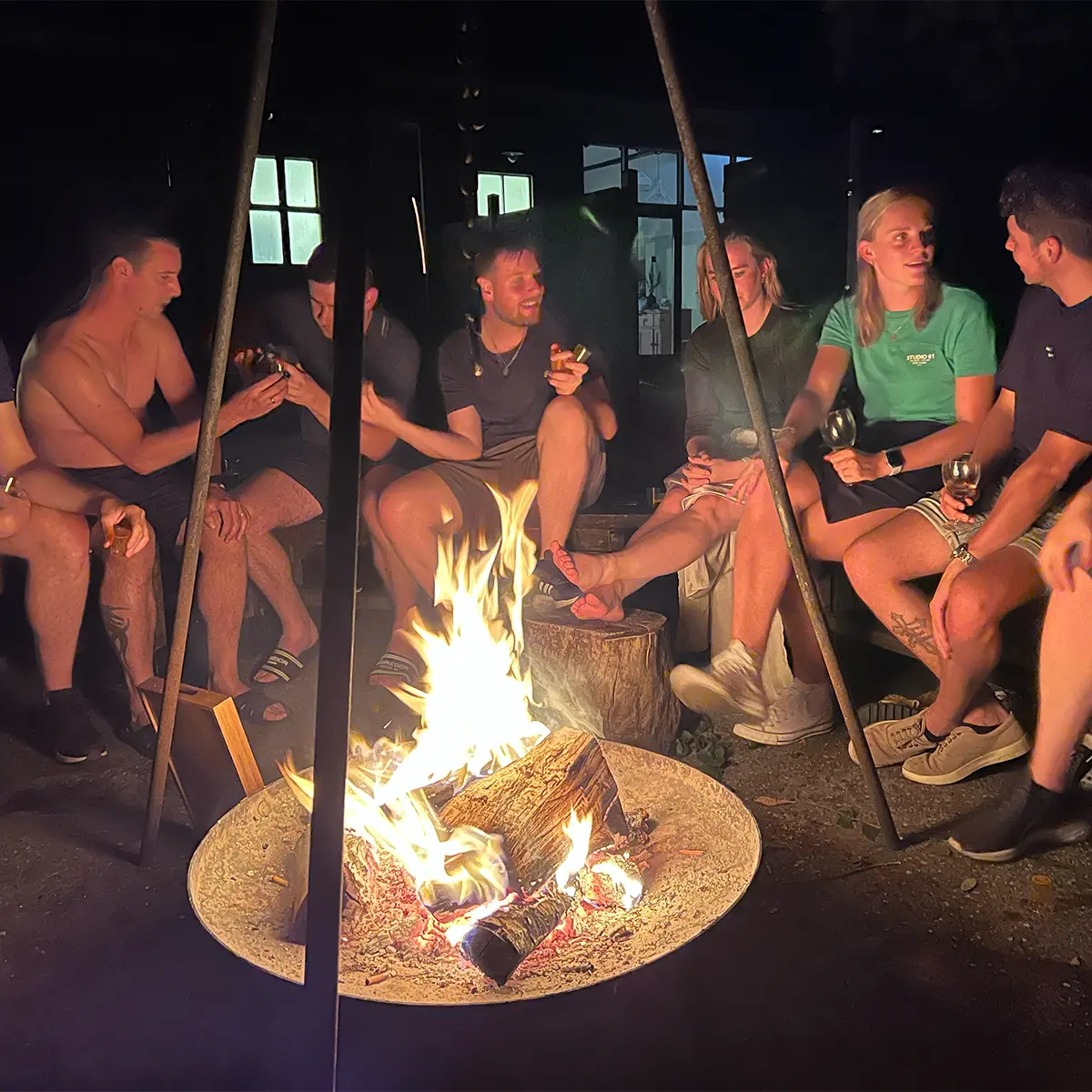 het team om een kampvuur