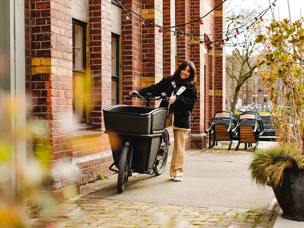 Afbeelding van vrouw met een fietsvoordeelshop.nl bakfiets